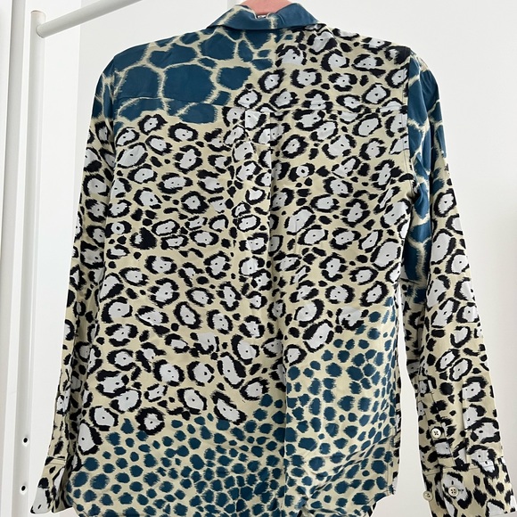 100% silk blouse. Gently worn. Button down. Equipment. S. - Picture 2 of 3